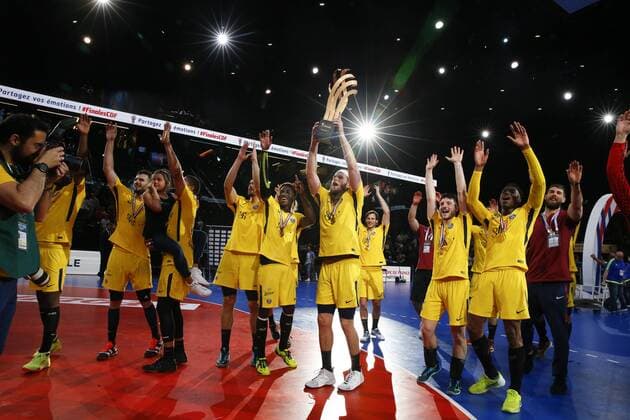 Joie Mikkel Hansen (PSG) avec coupe et equipe (PSG) HANDBALL : Nimes vs Paris Saint Germain - Finale Coupe de France Hommes - 05 05 2018 GwendolineLeGoff Panoramic 