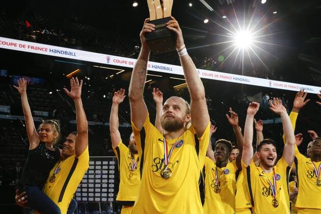 Bilder des Tages - SPORT Joie Henrik Mollgaard (PSG) avec coupe et equipe (PSG) HANDBALL : Nimes vs Paris Saint Germain - Finale Coupe de France Hommes - 05 05 2018 GwendolineLeGoff Panoramic 