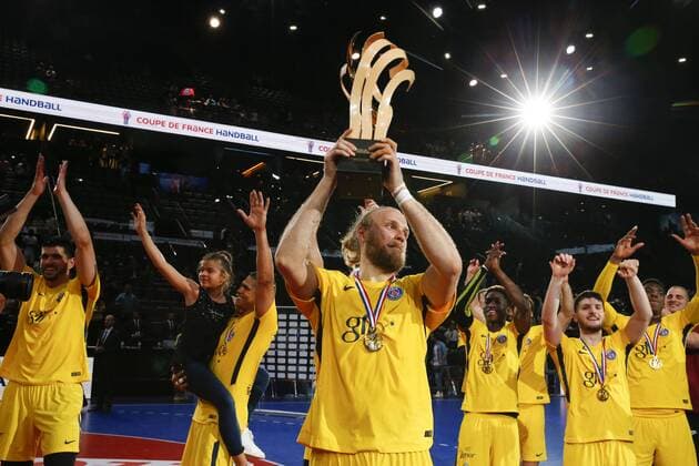 Joie Henrik Mollgaard (PSG) avec coupe et equipe (PSG) HANDBALL : Nimes vs Paris Saint Germain - Finale Coupe de France Hommes - 05 05 2018 GwendolineLeGoff Panoramic 