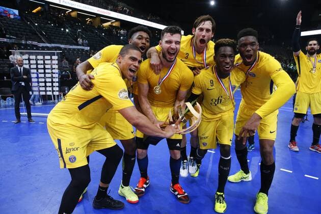 Bilder des Tages - SPORT Joie Daniel Narcisse (PSG) Benoit Kounkoud (PSG) Nedim Remili (PSG) Uwe Gensheimer (PSG) Adama Keita (PSG) Dylan Nahi (PSG) avec coupe HANDBALL : Nimes vs Paris Saint Germain - Finale Coupe de France Hommes - 05 05 2018 GwendolineLeGoff Panoramic 