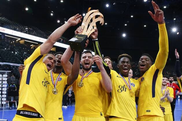 Joie Daniel Narcisse (PSG) Benoit Kounkoud (PSG) Nedim Remili (PSG) Uwe Gensheimer (PSG) Adama Keita (PSG) Dylan Nahi (PSG) avec coupe HANDBALL : Nimes vs Paris Saint Germain - Finale Coupe de France Hommes - 05 05 2018 GwendolineLeGoff Panoramic 