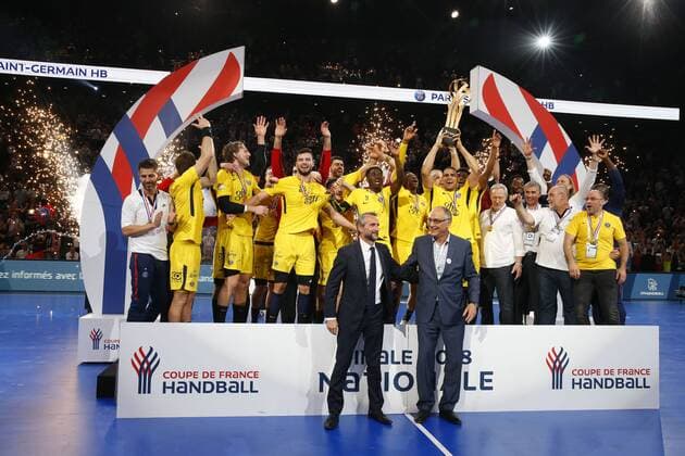 Joie Daniel Narcisse (PSG) et equipe (PSG) Jean Claude Blanc ( Directeur PSG ) Joel Delplanque ( President FFH ) HANDBALL : Nimes vs Paris Saint Germain - Finale Coupe de France Hommes - 05 05 2018 GwendolineLeGoff Panoramic 