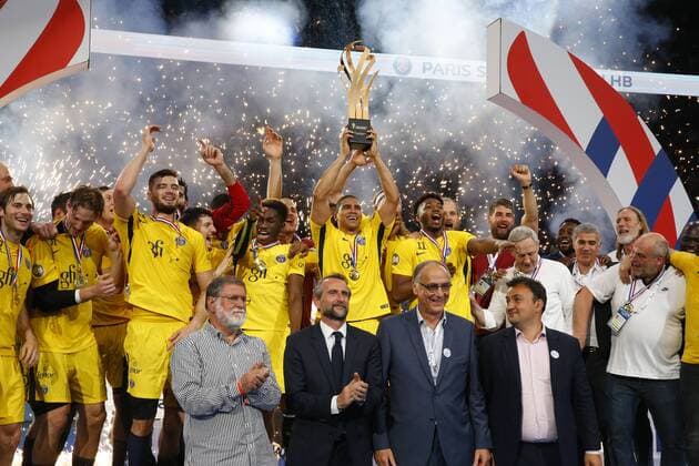 Joie Daniel Narcisse (PSG) et equipe (PSG) Jean Claude Blanc ( Directeur PSG ) Joel Delplanque ( President FFH ) Jean Francois Martins ( Adjoint aux sports Mairie de Paris ) HANDBALL : Nimes vs Paris Saint Germain - Finale Coupe de France Hommes - 05 05 2018 GwendolineLeGoff Panoramic 