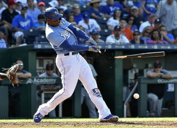 Themen der Woche - SPORT Bilder des Tages - SPORT May 5, 2018 - Kansas City, MO, USA - The Kansas City Royals Jorge Soler breaks his bat on a single in the fifth inning against the Detroit Tigers on Saturday, May 5, 2018, at Kauffman Stadium in Kansas City, Mo. Detroit at Kansas City - ZUMAm67_ 20180505_zaf_m67_025 Copyright: xJohnxSleezerx