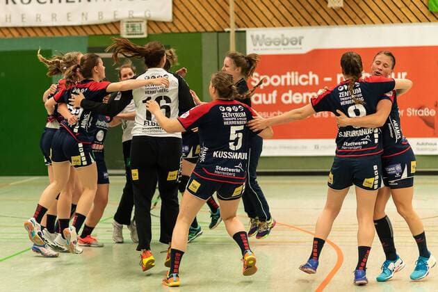 Siegesjubel Herrenberg SG H2Ku Herrenberg Kuties vs Kurpfalz Baeren Handball 2 Bundesliga Women HBF season 17 18 05 05 2018 SG H2Ku Herrenberg Kuties vs Kurpfalz Baeren Handball 2 Bundesliga Women HBF season 17 18 05 05 2018 Herrenberg Copyright: xEibner-Pressefoto WolfgangxFrankx SGH
