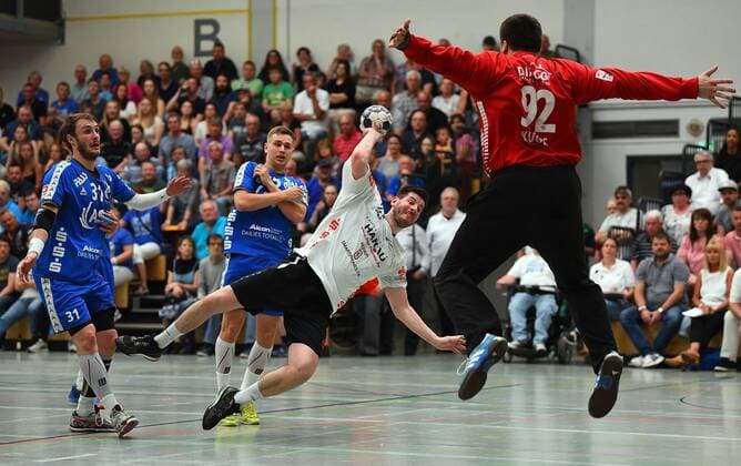 05 05 2018 xpsx Handball 3 League HSG Hanau TV Grosswallstadt v l Hannes Geist Hanau Artur Kugis Grosswallstadt Hanau Hessen Germany