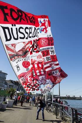 Fortuna Düsseldorf Fans, Düsseldorf, NRW, Deutschland Düsseldorf, Deutschland. 6. Mai 2018. Fortuna Düsseldorf Fans feiern den Aufstieg ihrer Mannschaft in die 1. Bundesliga und schwenken Fahnen. *** Fortuna Dusseldorf Fans Dusseldorf NRW Germany Dusseldorf Germany 6 May 2018 Fortuna Dusseldorf fans celebrate the rise of their team in the 1 Bundesliga and wave flags