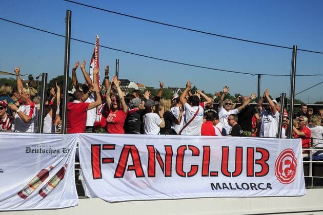 Fortuna Düsseldorf Fans, Düsseldorf, NRW, Deutschland Düsseldorf, Deutschland. 6. Mai 2018. Fortuna Düsseldorf Fans feiern den Aufstieg ihrer Mannschaft in die 1. Bundesliga mit einer Schifffahrt auf dem Schiff Stadt Düsseldorf der Weißen Flotte auf dem Rhein. *** Fortuna Dusseldorf Fans Dusseldorf NRW Germany Dusseldorf Germany 6 May 2018 Fortuna Dusseldorf fans celebrate the rise of their team in the 1 Bundesliga with a cruise on the ship City Dusseldorf the White Fleet on the Rhine