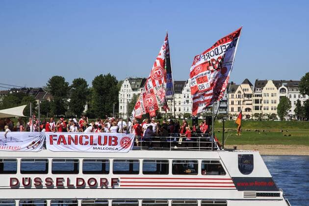 Fortuna Düsseldorf Fans, Düsseldorf, NRW, Deutschland Düsseldorf, Deutschland. 6. Mai 2018. Fortuna Düsseldorf Fans feiern den Aufstieg ihrer Mannschaft in die 1. Bundesliga mit einer Schifffahrt auf dem Schiff Stadt Düsseldorf der Weißen Flotte auf dem Rhein. *** Fortuna Dusseldorf Fans Dusseldorf NRW Germany Dusseldorf Germany 6 May 2018 Fortuna Dusseldorf fans celebrate the rise of their team in the 1 Bundesliga with a cruise on the ship City Dusseldorf the White Fleet on the Rhine