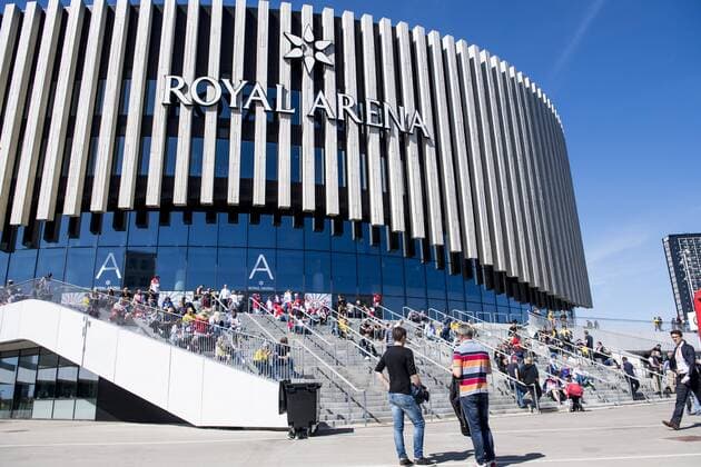 180506 The audience is waiting for the entrance to open in the sun outside the Royal Arena in front of the ice hockey match between Sweden and the Czech Republic during the ice hockey World Cup on 6 May 2018 in Copenhagen  Copyright: LUDVIGxTHUNMAN BB180506LT005