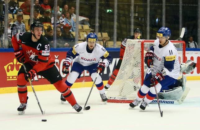 Eishockey WM, SÃ¼dkorea - Kanada 6th May 2018, Jyske Bank Boxen, Herning, Denmark; IIHF Ice hockey Eishockey World Championships, Group B, Korea versus Canada; Connor McDAVID (Canada) looks for an outlet pass from behind the goal as Wonjun KIM (KOR), Kisung KIM (KOR) cover  ActionPlus12021048