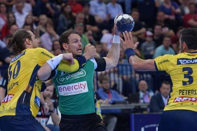 HBL DHB Cup Final Rhein Neckar Loewen vs TSV Hannover Burgdorf 05 05 18 Barcelycard Arena Hamburg HBL DHB Cup Final Rhein Neckar Loewen vs TSV Hannover Burgdorf in the picture Kai Haefner Häfner Hannover 17 tries to beat Kim Ekdahl du Rietz Loewen 60 nordphoto xWitke nph00002