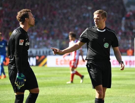 Fussball, Herren, Saison 2017 2018, 2. Bundesliga (33. Spieltag), 1. FC Union Berlin - VfL Bochum 1848, v. l. Torwart Manuel Riemann (Bochum), Schiedsrichter Robert Schröder (Hannover), 06.05. 2018, *** Soccer Men Season 2017 2018 2 Bundesliga 33 Round 1 FC Union Berlin VfL Bochum 1848 v l Goalkeeper Manuel Riemann Bochum Referee Robert Schröder Hannover 06 05 2018 Copyright: xMatthiasxKochx