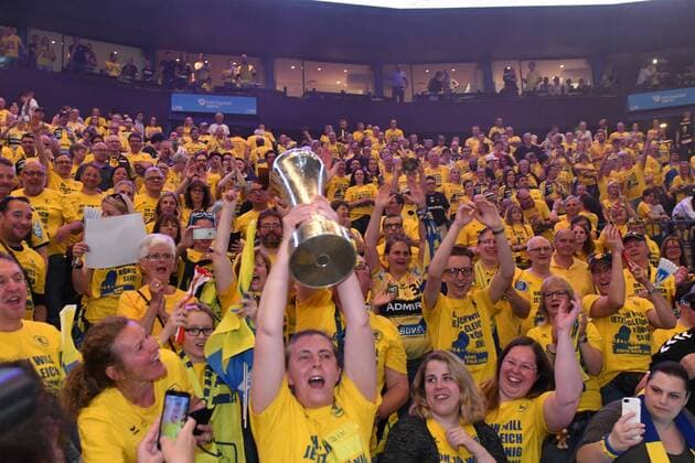 HBL DHB Cup Final Rhein Neckar Loewen vs TSV Hannover Burgdorf 05 05 18 Barcelycard Arena Hamburg HBL DHB Cup Final Rhein Neckar Loewen vs TSV Hannover Burgdorf in the picture the fans of the Loewen may rejoice with the trophy over the victory nordphoto xWitke nph00002