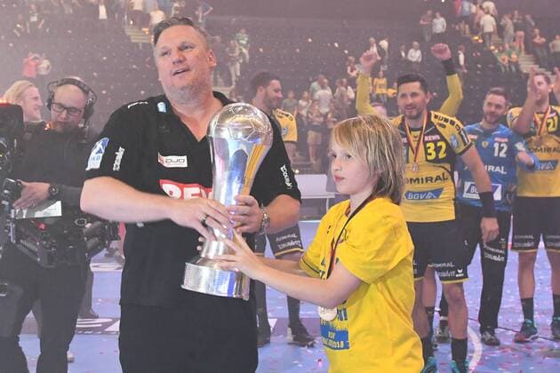 HBL DHB Cup Final Rhein Neckar Loewen vs TSV Hannover Burgdorf 05 05 18 Barcelycard Arena Hamburg HBL DHB Cup Final Rhein Neckar Loewen vs TSV Hannover Burgdorf im Bild Coach Nikolaj Jacobsen Loewen celebrates with the Cup over the victory nordphoto xWitke nph00002