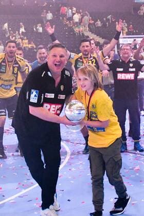 HBL DHB Cup Final Rhein Neckar Loewen vs TSV Hannover Burgdorf 05 05 18 Barcelycard Arena Hamburg HBL DHB Cup Final Rhein Neckar Loewen vs TSV Hannover Burgdorf im Bild Coach Nikolaj Jacobsen Loewen celebrates with the Cup over the victory nordphoto xWitke nph00002