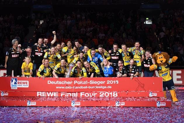 HBL DHB Cup Final Rhein Neckar Loewen vs TSV Hannover Burgdorf 05 05 18 Barcelycard Arena Hamburg HBL DHB Cup Final Rhein Neckar Loewen vs TSV Hannover Burgdorf in the picture the team of the Loewen cheers with the cup over the victory after the award ceremony nordphoto xWitke nph00002