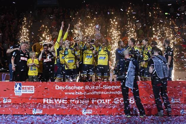 HBL DHB Cup Final Rhein Neckar Loewen vs TSV Hannover Burgdorf 05 05 18 Barcelycard Arena Hamburg HBL DHB Cup Final Rhein Neckar Loewen vs TSV Hannover Burgdorf in the picture the team of the Loewen cheers with the cup over the victory after the award ceremony nordphoto xWitke nph00002