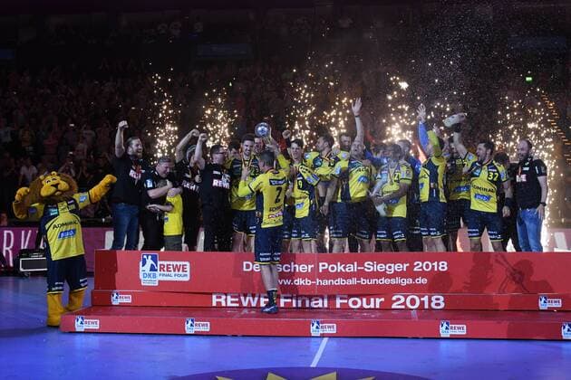 HBL DHB Cup Final Rhein Neckar Loewen vs TSV Hannover Burgdorf 05 05 18 Barcelycard Arena Hamburg HBL DHB Cup Final Rhein Neckar Loewen vs TSV Hannover Burgdorf in the picture the team of the Loewen cheers with the cup over the victory after the award ceremony nordphoto xWitke nph00002