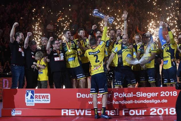 HBL DHB Cup Final Rhein Neckar Loewen vs TSV Hannover Burgdorf 05 05 18 Barcelycard Arena Hamburg HBL DHB Cup Final Rhein Neckar Loewen vs TSV Hannover Burgdorf in the picture the team of the Loewen cheers with the cup over the victory after the award ceremony nordphoto xWitke nph00002