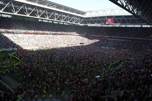 Themen der Woche - SPORT Bilder des Tages - SPORT Fortuna Duesseldorf, Germany 06.05.2018, 2. Bundesliga 33. Spieltag, Fortuna Duesseldorf - Holstein Kiel, Fans stuermen den Rasen ( DeFodi053 *** Fortuna Duesseldorf Germany 06 05 2018 2 Bundesliga 33 Matchday Fortuna Duesseldorf Holstein Kiel Fans storm the lawn DeFodi053