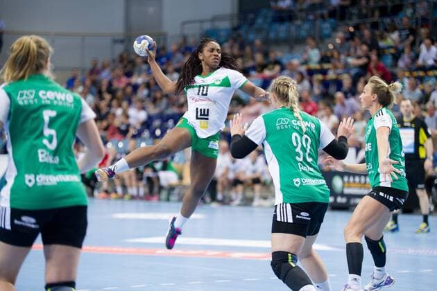 Prudence Kinlend No 10 Frisch Auf Goeppingen Women in the Air in front of Ann Kristin Roller No 32 VfL Oldenburg Handball and Angie Geschke Nr 21 VfL Oldenburg Handball VfL Oldenburg Handball vs Frisch Auf Goeppingen Women VfL Oldenburg Handball vs Frisch Auf Goeppingen Women Handball Handball Bundesliga Season 2017 2018 06 05 2018 Oldenburg Copyright: xDanielxReinelt xEibner-Pressefotox EP_drt