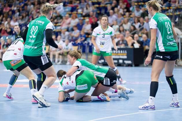 Petra Adamkova No 21 Frisch Auf Goeppingen Women foul VfL Oldenburg Handball vs Frisch Auf Goeppingen Women VfL Oldenburg Handball vs Frisch Auf Goeppingen Women Handball Handball Bundesliga Season 2017 2018 06 05 2018 Oldenburg Copyright: xDanielxReinelt xEibner-Pressefotox EP_drt
