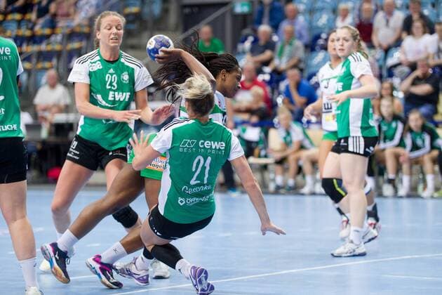 Prudence Kinlend No 10 Frisch Auf Goeppingen Women defeated by Angie Geschke Nr 21 VfL Oldenburg Handball by VfL Oldenburg Handball vs Frisch Auf Goeppingen Women VfL Oldenburg Handball vs Frisch Auf Goeppingen Women Handball Handball Bundesliga Season 2017 2018 06 05 2018 Oldenburg Copyright: xDanielxReinelt xEibner-Pressefotox EP_drt