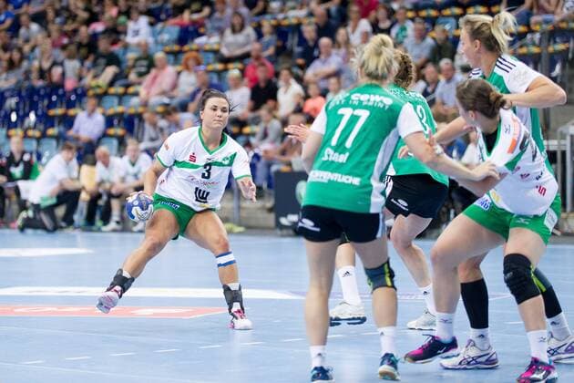 Maxime Struijs Nr 3 Frisch Goeppingen Women is penalized by Oldenburg Defense against VfL Oldenburg Handball vs Frisch Auf Goeppingen Women VfL Oldenburg Handball vs Frisch Auf Goeppingen Women Handball Handball Bundesliga Season 2017 2018 06 05 2018 Oldenburg Copyright: xDanielxReinelt xEibner-Pressefotox EP_drt