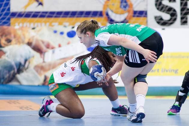 Prudence Kinlend No 10 Frisch Auf Goeppingen Women and Julia Wenzl Nr 9 VfL Oldenburg Handball fight for the ball VfL Oldenburg Handball vs Frisch Auf Goeppingen Women VfL Oldenburg Handball vs Frisch Auf Goeppingen Women Handball Handball Bundesliga Season 2017 2018 06 05 2018 Oldenburg Copyright: xDanielxReinelt xEibner-Pressefotox EP_drt