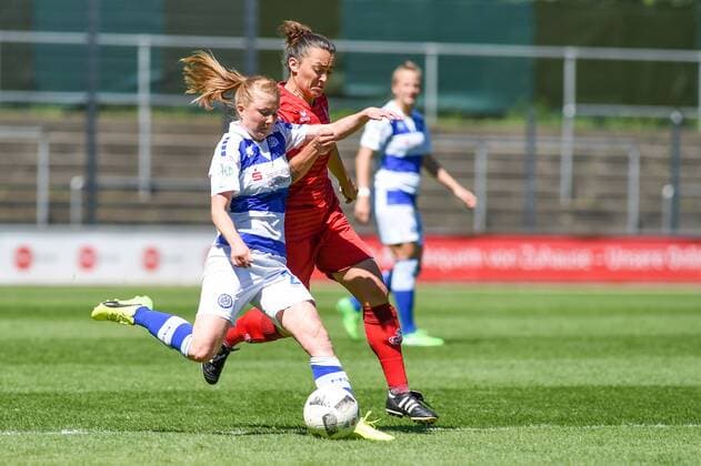 Vanessa Martini MSV Duisburg 22 Lidija Kulis 1 FC Köln 32 Duel duel tackle tackling Dynamics Action Action Soccer Soccer Allianz Women Bundesliga 1 FC Köln MSV Duisburg xmhx
