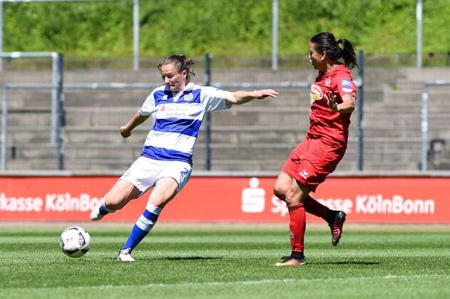 Luci Harsanyova MSV Duisburg 2 Amber Hearn 1 FC Köln 10 Duel duel tackle tackling Dynamics Action Action Soccer Soccer Allianz Women Bundesliga 1 FC Köln MSV Duisburg xmhx