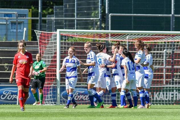 The MSV Duisburg team celebrates the 0 1 by Genoveva Anonma MSV Duisburg 10 face-to-face jubilation Torjubel Goalkeeping celebrate the goal goal celebration Cheering over the goal Action Action Football Allianz Women Bundesliga 1 FC Köln MSV Duisburg xmhx