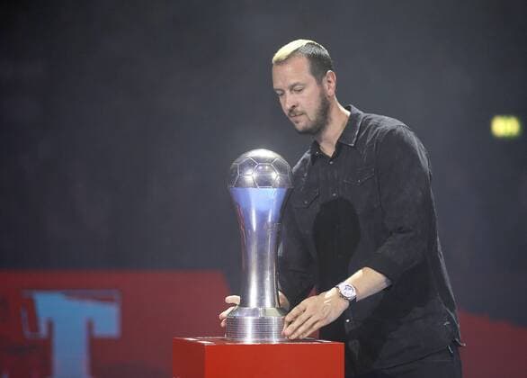 The winners trophy came in and was played by former national player Pascal Hens Handball Final Four Tournament in Hamburg on Sun 06 05 2018 Final Rhein Neckar Löwen Burgdorf Hannover 30 26