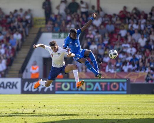 Bilder des Tages - SPORT 7th May, Bankss Stadium, Walsall, England; UEFA Under 17 European Championships, England U17s versus Italy U17s; Paolo Gozzi Iweru of Italy wins the ball from Tyreece John Jules of England  ActionPlus12021752