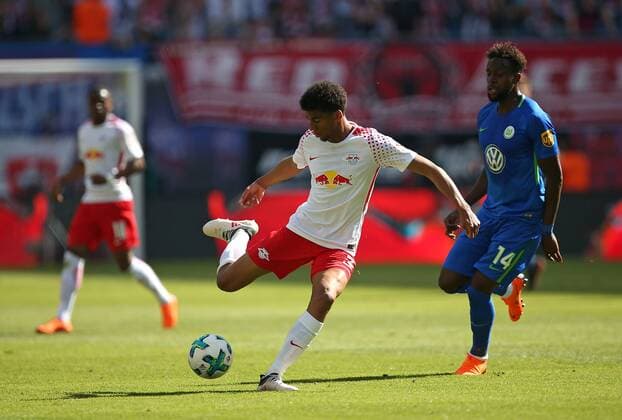 05.05.2018, Fussball 1. Bundesliga 2017 2018, 33. Spieltag, RB Leipzig - VfL Wolfsburg, in der Red Bull Arena Leipzig. v.l. Bernardo Fernandes da Silva Junior (RB Leipzig) gegen Divock Origi (Wolfsburg) *** 05 05 2018 Soccer 1 Bundesliga 2017 2018 33 Round RB Leipzig VfL Wolfsburg at the Red Bull Arena Leipzig v Bernardo Fernandes da Silva Junior RB Leipzig against Divock Origi Wolfsburg