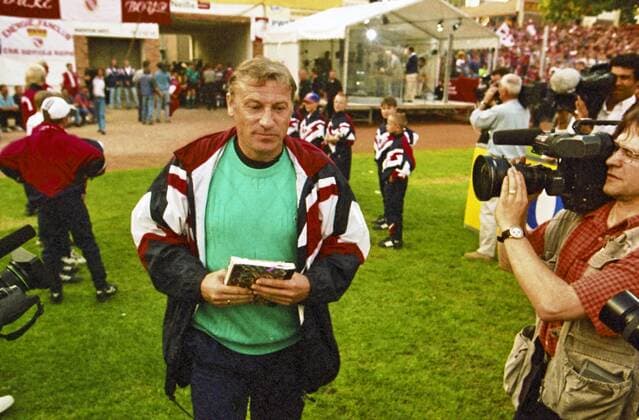 From 2 relegation match season 1996 07 promotion to 2 BL FC Energie Cottbus Hannover 96 3 1 on 05 06 1997 in the Cottbusser Stadium for friendship In photo FC coach Eduard Geyer