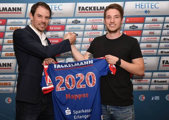 09 05 2018 Handball 1 Bundesliga Season 2017 2018 HC Erlangen HCE Press Conference Press Date Media Date Presentation Dominik Mappes Rene Selke Managing Director HC Erlangen HCE and Dominik Mappes newcomer HC Erlangen present a symbolic jersey for the upcoming season