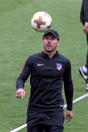 Atletico Madrid s Head Coach Pablo Simeone controls the ball during a training session of the club s UEFA Europa League final media open day at Wanda Metropolitano stadium in Madrid, Spain, 09 May 2018. Atletico Madrid will face Olympique Marseille in the UEFA Europa League final on 16 May 2018 in Lyon. Training session of Atletico Madrid !ACHTUNG: NUR REDAKTIONELLE NUTZUNG!  Copyright: xRodrigoxJimenezx MDD01 20180509-636614994665183720