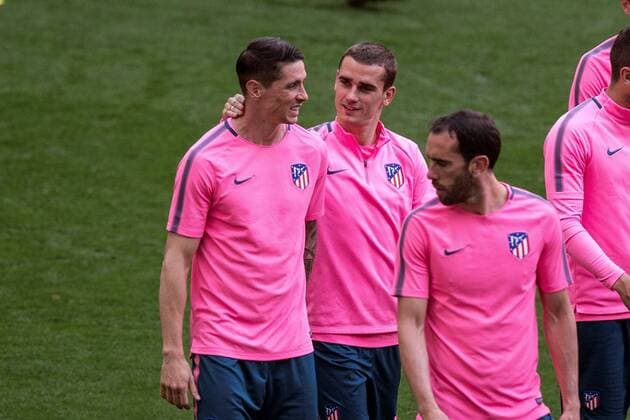 Atletico Madrid s Fernando Torres (L) and Antoine Griezmann (2-L) talk during a training session of the club s UEFA Europa League final media open day at Wanda Metropolitano stadium in Madrid, Spain, 09 May 2018. Atletico Madrid will face Olympique Marseille in the UEFA Europa League final on 16 May 2018 in Lyon. Training session of Atletico Madrid !ACHTUNG: NUR REDAKTIONELLE NUTZUNG!  Copyright: xRodrigoxJimenezx MDD01 20180509-636614996665989398