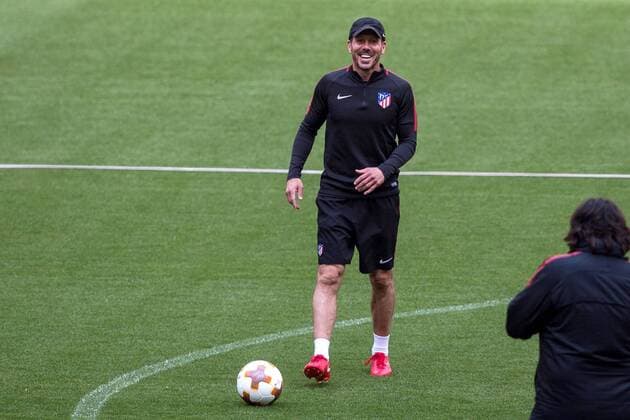Atletico Madrid s Head Coach Pablo Simeone controls the ball during a training session of the club s UEFA Europa League final media open day at Wanda Metropolitano stadium in Madrid, Spain, 09 May 2018. Atletico Madrid will face Olympique Marseille in the UEFA Europa League final on 16 May 2018 in Lyon. Training session of Atletico Madrid !ACHTUNG: NUR REDAKTIONELLE NUTZUNG!  Copyright: xRodrigoxJimenezx MDD01 20180509-636614997343962482