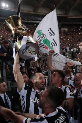 Bilder des Tages - SPORT 9th May 2018, Stadio Olimpico, Rome, Italy; Coppa Italia Football Cup final, Juventus versus AC Milan; Giorgio Chiellini of Juventus celebrates with trophy after defeating AC Milan 4-0  ActionPlus12022840