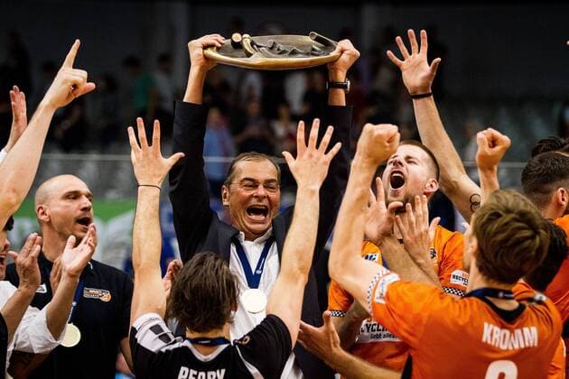 Themen der Woche - SPORT Bilder des Tages - SPORT Jubel Stelian Moculescu (Trainer, Berlin) und die Schale; Volleyball Bundesliga Finale Herren: VfB Friedrichshafen vs Berlin Recycling Volleys, ZF Arena Friedrichshafen, 20180510; Volleyball Bundesliga Finale Herren: VfB Friedrichshafen vs Berlin Recycling Volleys, ZF Arena Friedrichshafen, 20180510 *** Jubilee Stelian Moculescu coach Berlin and the bowl Volleyball Bundesliga final men VfB Friedrichshafen vs Berlin Recycling Volleys ZF Arena Friedrichshafen 20180510 Volleyball Bundesliga final men VfB Friedrichshafen vs Berlin Recycling Volleys ZF Arena Friedrichshafen 20180510 Copyright: xWuechnerx xEibner-Pressefotox EP_nwr