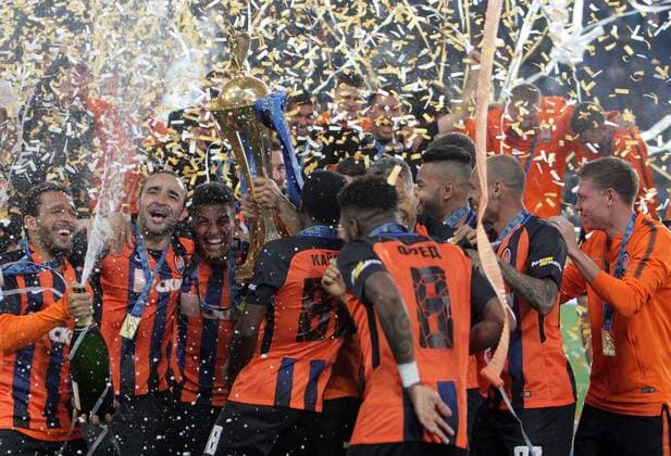 Players of FC Shakhtar Donetsk celebrate upon winning the Ukrainian Cup after the final match against FC Dynamo Kyiv at the Dnipro Arena in Dnipro, central Ukraine, May 9, 2018. Ukrinform. DNIPRO. FC Shakhtar Donetsk has claimed the Ukrainian Cup for the third time in a row after defeating FC Dynamo Kyiv 2-0 at the Dnipro Arena. Pitmen s forward Facundo Ferreyra scored in the 47th minute. Defender Yaroslav Rakytskyi sealed Shakhtar s lead in the 61st minute. Shakhtar beats Dynamo 2-0, wins Ukrainian Cup  Copyright: xMyakx