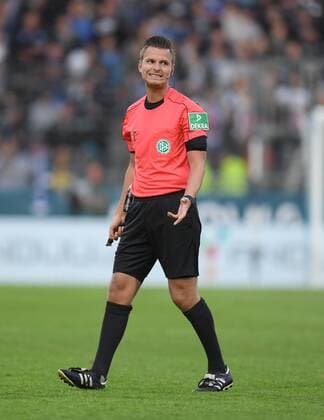 27.04.2018, Fussball GER, Saison 2017 2018, 2. Bundesliga, 32. Spieltag, VfL Bochum - Erzgebierge Aue 2:1, edsrichter Daniel Schlager *** 27 04 2018 Soccer GER Season 2017 2018 2 Bundesliga 32 Matchday VfL Bochum Erzgebierge Aue 2 1 referee Daniel Schlager Team2