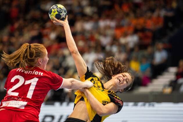 180510 H65 Höörs Sofia Hvenfelth defends against Sävehofs Olivia Mellegard during the SM final in SHE between H65 Höör and Sävehof on May 10, 2018 in Gothenburg  Copyright: CARLxSANDIN BB180510CS030