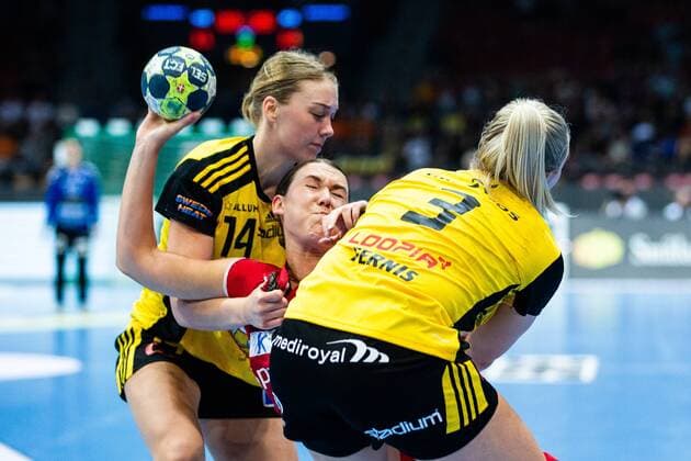 180510 Sävehofs Linnea Pettersson and Emma Ekenman Fernis defend against H65 Höörs Mikaela Brass during the SM final in SHE between H65 Höör and Sävehof on May 10, 2018 in Gothenburg  Copyright: MICHAELxERICHSEN BB180510MI025