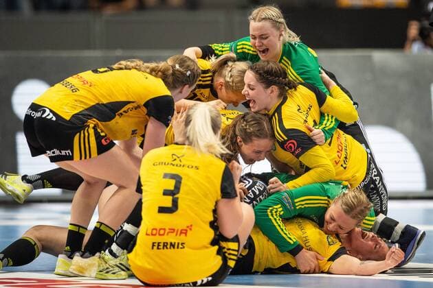 180510 Sävehofs players cheer for the win in the SM final in SHE between H65 Höör and Sävehof on May 10, 2018 in Gothenburg  Copyright: CARLxSANDIN BB180510CS038