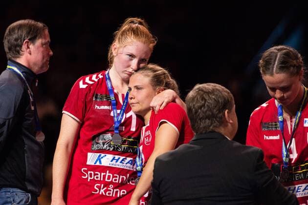 180510 H65 Höörs Sofia Hvenfelth and Emma Fast debris after the loss in the SM final in SHE between H65 Höör and Sävehof on May 10, 2018 in Gothenburg  Copyright: CARLxSANDIN BB180510CS041