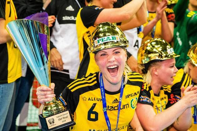 180510 Sävehofs Ida Oden celebrates the cup after the win in the SM final in SHE between H65 Höör and Sävehof on May 10, 2018 in Gothenburg  Copyright: MICHAELxERICHSEN BB180510MI027